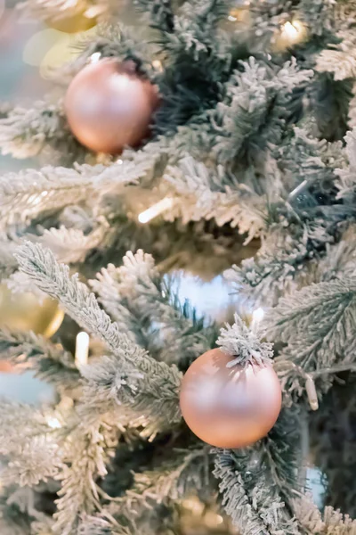Χρυσά μπιχλιμπίδια σε κλαδί από έλατο. Χριστουγεννιάτικο φόντο. Καλά Χριστούγεννα και Καλή Πρωτοχρονιά κάρτα διακοπών. — Φωτογραφία Αρχείου