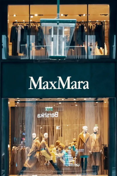 Logotipo Max Mara e vitrine da loja à noite. Quatro manequins de pé na vitrine da loja. Roupa na moda em boutique. Bergamo, Itália - 29.12.2019 — Fotografia de Stock