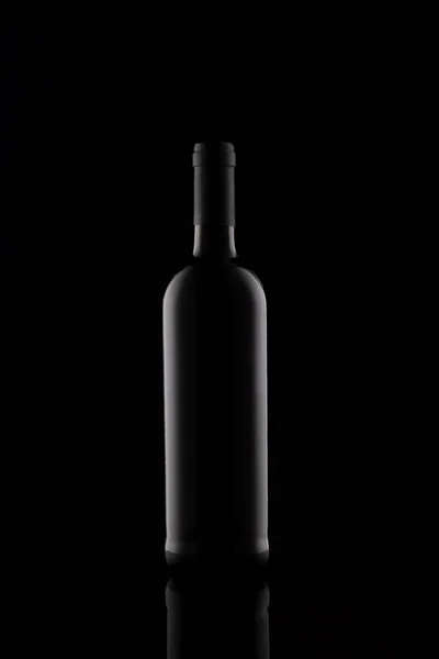 Silhouette bottiglia di vino isolato su sfondo scuro. Mockup di bottiglia su sfondo scuro. — Foto Stock