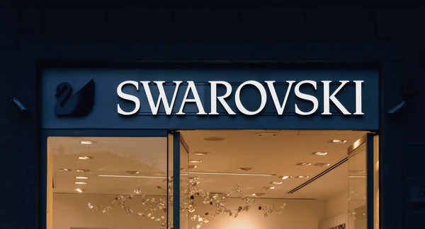 Swarovski luxo loja de moda logotipo exterior em Como. Swarovski Crystal gama inclui jóias finas, relógios elegantes e criações de cristal. Como, Itália - 10.11.2019 — Fotografia de Stock