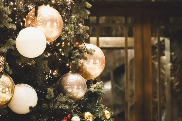 建築のランドマーク的な背景にクリスマスツリーの枝の閉鎖。新年明けましておめでとう。祭りの背景。メリークリスマス新年のご挨拶カード. — ストック写真