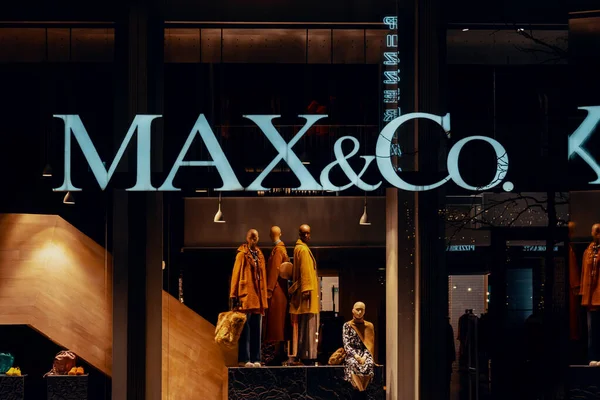 MAX e Co logotipo iluminado de loja de vestuário de luxo vitrine. Marca de moda italiana para mulheres modernas. Milão, Itália - 25.12.2019. — Fotografia de Stock