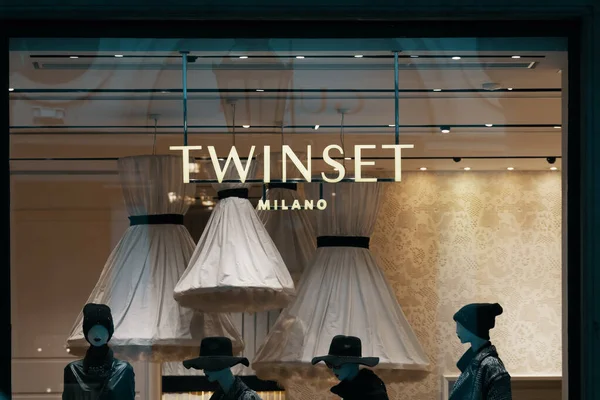 Twinset Milano logotipo e vitrine da loja. Bergamo, Itália - 29.12.2019 — Fotografia de Stock