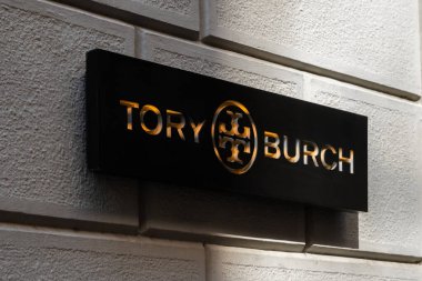 Milans Moda Bölgesi, Montenapoleone bölgesindeki Tory Burch logosu. Milan, İtalya - 24.09.2020