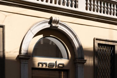 Milans Moda Bölgesi 'ndeki bir mağazanın logosu. Malo, İtalyan kaşmirinin lüks markasıdır. Milan, İtalya - 24.09.2020