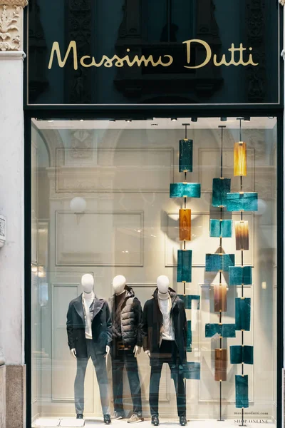 Logotipo Massimo Dutti e vitrine de loja de moda de luxo em Milão. Três manequins masculinos em exibição na loja. Milão, Itália - 31.10.2019 — Fotografia de Stock