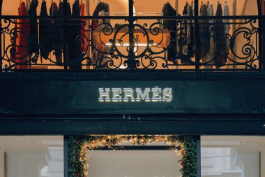 Hermes logosu ve mağazanın vitrini. Bergamo, İtalya - 29.12.2019