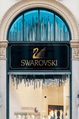Milan 'daki lüks moda mağazasının Swarovski Crystal logosu. Milan, İtalya - 31.10.2019