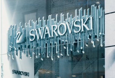 Swarovski Crystal Moda Mağazası 'nın Milano' daki dış logosu. Milan, İtalya - 24.09.2020