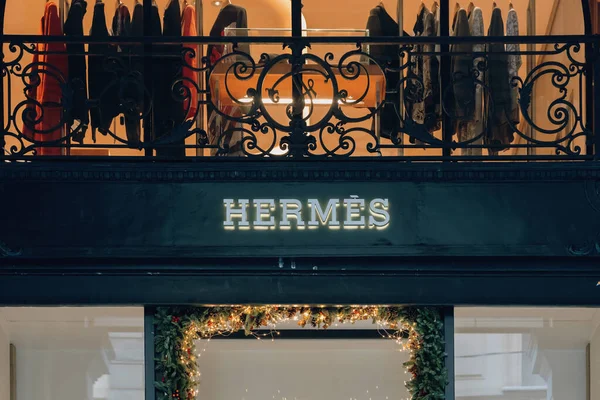 Hermes logotipo e vitrine da loja. Bergamo, Itália - 29.12.2019 — Fotografia de Stock