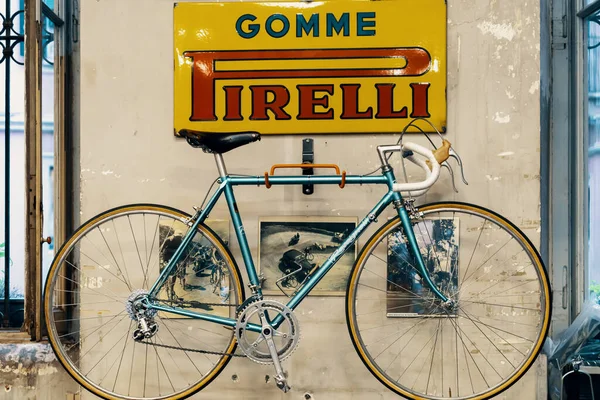 Logo Pirelli en la pared, bicicleta en la tienda de bicicletas. Pirelli es una multinacional italiana, centrada en el negocio del consumo. Milán, Italia - 28.09.2019 — Foto de Stock