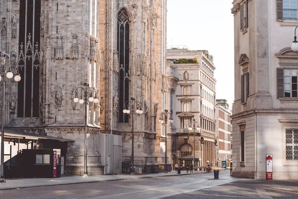 Milan, İtalya - 27 Eylül 2020. Milano 'daki Coronavirus salgını sırasında Duomo Meydanı' nı boşaltın. Büyük şehirlerde karantina.