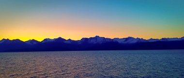 dağ okyanusu ve karamsar sabah gökyüzü