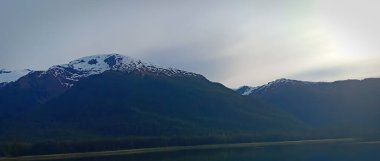 karla kaplı dağ ve mavi okyanus