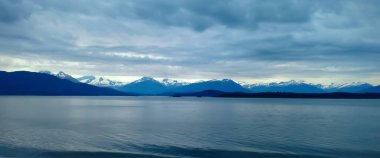 karla kaplı dağ ve mavi okyanus