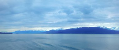 karla kaplı dağ ve mavi okyanus