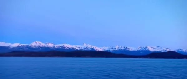 Śnieg Pokryte Góry Niebieski Ocean — Zdjęcie stockowe