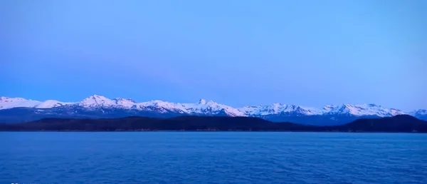Śnieg Pokryte Góry Niebieski Ocean — Zdjęcie stockowe