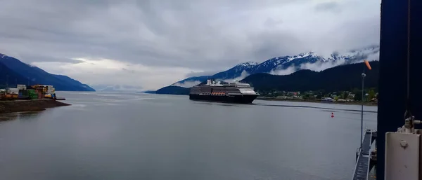 Bergen Oceaan Cruiseschip Een Uitzicht Vanaf Alaska — Stockfoto