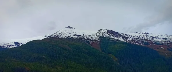 Montaña Cubierta Nieve Océano Azul —  Fotos de Stock