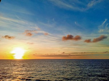 günbatımı ve sarı gökyüzü ve okyanus