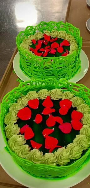 红玫瑰装饰的绿茶蛋糕 — 图库照片