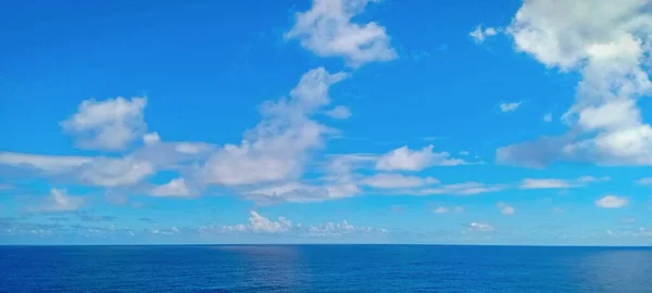 Amêijoa Oceano Azul Céu Bonito — Fotografia de Stock