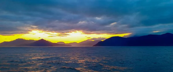 Ocean Góra Wschód Słońca Zachmurzone Niebo — Zdjęcie stockowe
