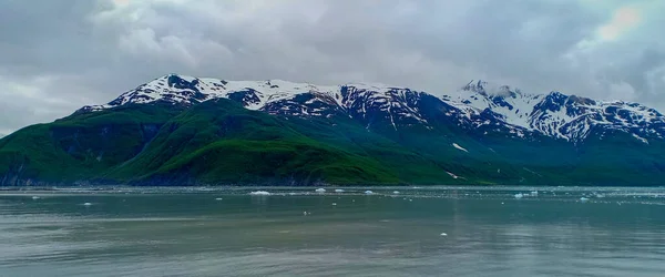 アサリの海に浮かぶ雪に覆われた山と氷 — ストック写真