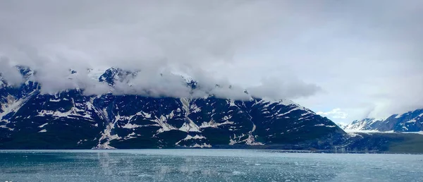 覆盖着雪的山 浮在平静的海中的冰 — 图库照片