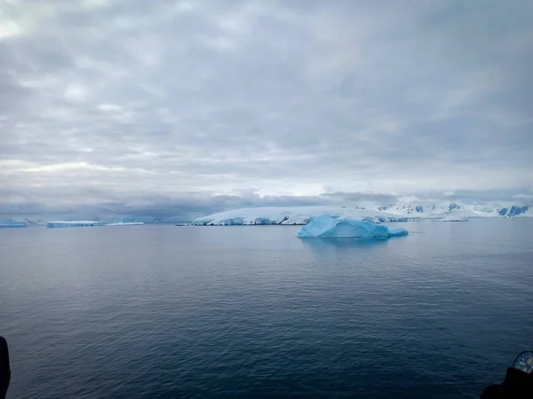 Zwevende Ijsberg Antarctica Blauwe Oceaan — Stockfoto