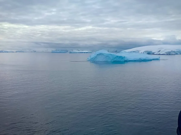 Iceberg Galleggiante Antartide Oceano Blu — Foto Stock