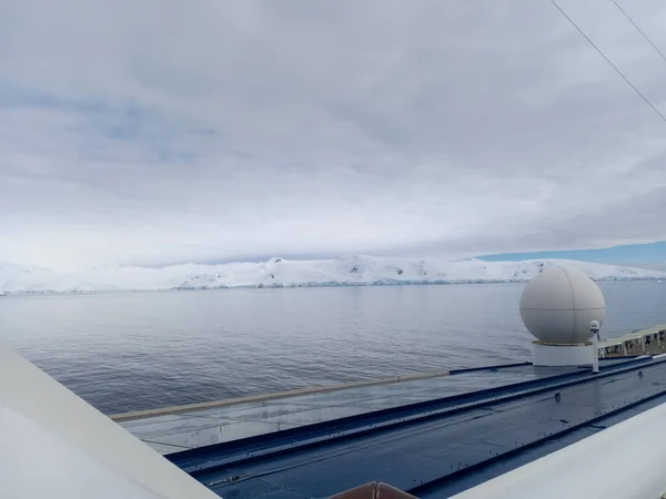 Gletscher Der Antarktis Und Gefrorenes Wasser Von Einem Kreuzfahrtschiff Aus — Stockfoto