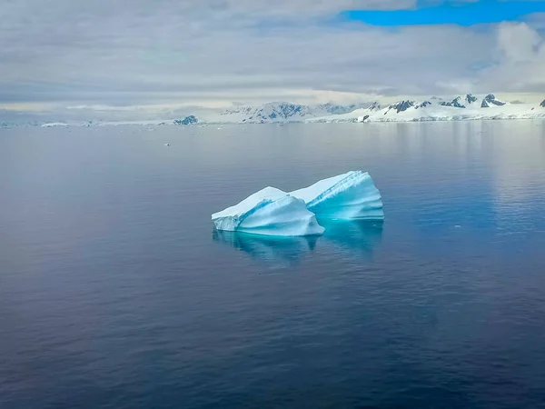 北极和冰冻山中的浮冰 — 图库照片