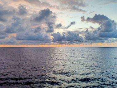 Güneşin doğuşu bulutlu gökyüzü ve güzel okyanus