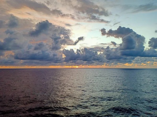 Sonnenaufgang Bewölkter Himmel Und Schöner Ozean — Stockfoto
