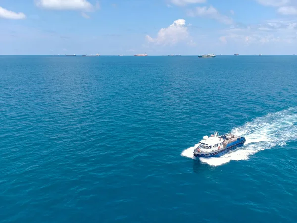 Ein Boot Das Lebensmittel Ein Gestrandetes Kreuzfahrtschiff Singapur Liefert — Stockfoto