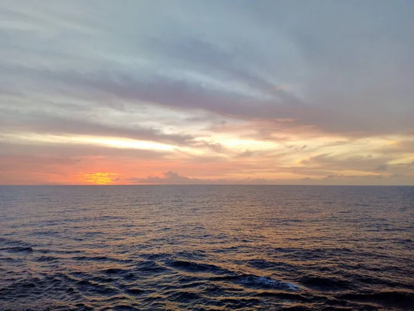 Hermoso Atardecer Océano Cielo Nublado — Foto de Stock