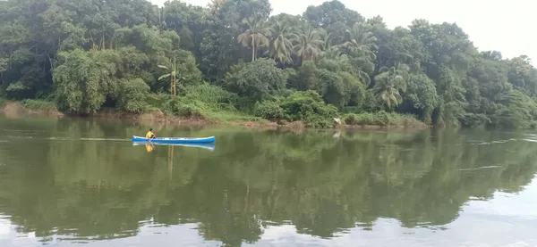 Mann Auf Einem Boot Einem Fluss — Stockfoto