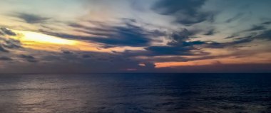 Denizdeki alacakaranlık gökyüzü