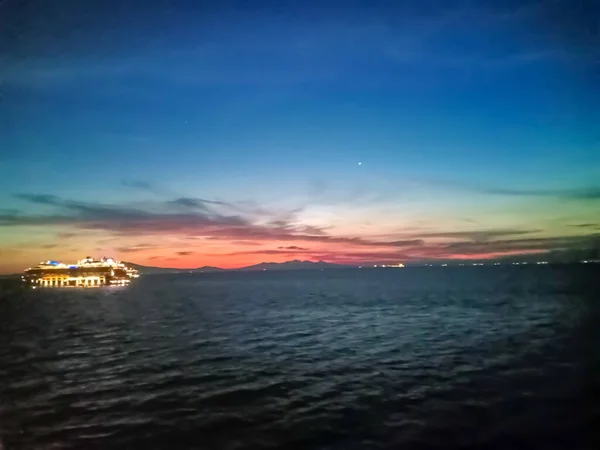 Bewölkter Abend Der Bucht Von Manila Und Auf Dem Kreuzfahrtschiff — Stockfoto