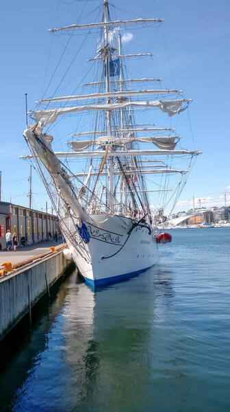 Осло, Норвегия - август 2013 г.: Вид из гавани стоящего парусника в Осло Норвегия