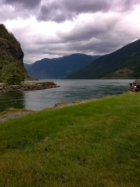 Vista Del Lago Las Montañas Bajo Cielo Nublado Cerca Flam — Foto de Stock