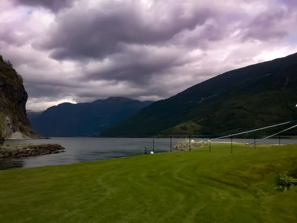 Vista Del Lago Las Montañas Bajo Cielo Nublado Cerca Flam —  Fotos de Stock