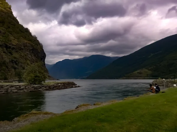 Vista Del Lago Las Montañas Bajo Cielo Nublado Cerca Flam — Foto de Stock