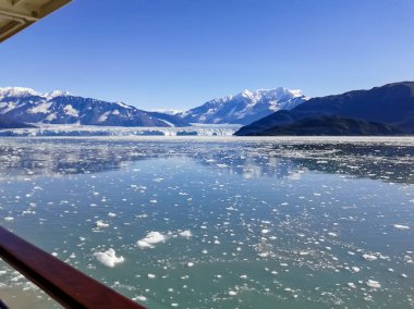 8 / 20 / 2014, yakutat, alaska ABD karları dağları ve eriyen ve yüzen buzulları kapladı