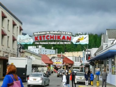 7 / 4 / 2014, ketchikan, alaska, USA, seyir limanına yakın bir sokak manzarası, cadde manzarası, turistler ve dükkanlar