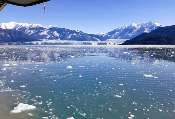 2014 Yakutat Alaska Usa Schneebedeckte Berge Und Schmelzender Und Schwimmender — Stockfoto