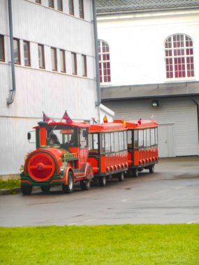 Bergen, Norveç, 2 / 6 / 2013 Norveç 'te çocuklar ve turistler için trolly treni