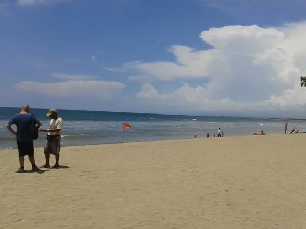 Benoa Bali Indonesia 2015 Turistas Estão Desfrutando Praia Uma Vista — Fotografia de Stock